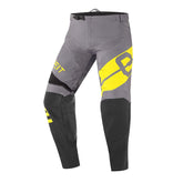 Pantaloni X LEGEND 23, un pantalone off-road resistente e ergonomico. Colori nero, grigio e giallo. Di ELEVEIT MOTOBOOTS.